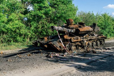 Kharkiv Cephesi, Ukrayna, 19 Haziran 2024 Kharkiv 'in kuzeyindeki saldırı sırasında Rus silahlı kuvvetleri tarafından imha edilen Ukrayna tankları. Tank insansız hava aracı saldırısıyla yok edildi.