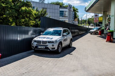 Kharkiv cephesi, Ukrayna, 19 Haziran 2024 Rus saldırısının gerçekleştiği yerde Harkiv cephesinde bir basın arabası sürüyor. Savaş bölgeleri çok yakın ve tüm araçlar Rus İHA 'larının kurbanı olabilir.