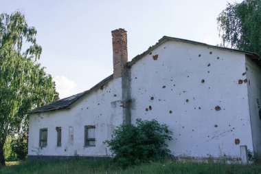 Kharkiv Oblastı, Ukrayna, 19 Haziran 2024 Ukrayna ve Rus silahlı kuvvetleri arasındaki gri bölgede cephe manzarası yıkımı. Tampon bölge tehlikeli ve bölgede öfke ile mücadele ediliyor