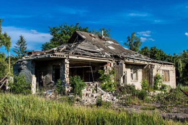 Kharkiv Oblastı, Ukrayna, 19 Haziran 2024 Ukrayna ve Rus silahlı kuvvetleri arasındaki gri bölgede cephe manzarası yıkımı. Tampon bölge tehlikeli ve bölgede öfke ile mücadele ediliyor