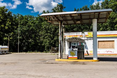 Kharkiv Oblastı, Ukrayna, 19 Haziran 2024 Ukrayna ve Rus silahlı kuvvetleri arasındaki gri bölgede cephe manzarası yıkımı. Tampon bölge tehlikeli ve bölgede öfke ile mücadele ediliyor