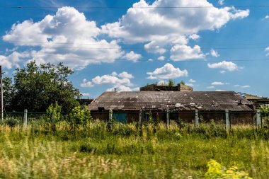 Kharkiv Oblastı, Ukrayna, 19 Haziran 2024 Ukrayna ve Rus silahlı kuvvetleri arasındaki gri bölgede cephe manzarası yıkımı. Tampon bölge tehlikeli ve bölgede öfke ile mücadele ediliyor