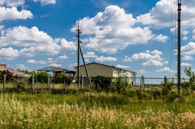 Kharkiv Oblastı, Ukrayna, 19 Haziran 2024 Ukrayna ve Rus silahlı kuvvetleri arasındaki gri bölgede cephe manzarası yıkımı. Tampon bölge tehlikeli ve bölgede öfke ile mücadele ediliyor