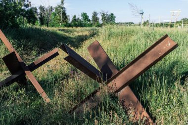 Kharkiv Oblastı, Ukrayna, 19 Haziran 2024 Ukrayna ve Rus silahlı kuvvetleri arasındaki gri bölgede. Bu tampon bölge tehlikeli ve bölgede öfke ile mücadele ediliyor..