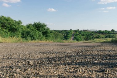 Kharkiv Oblastı, Ukrayna, 19 Haziran 2024 Ukrayna ve Rus silahlı kuvvetleri arasındaki gri bölgede. Bu tampon bölge tehlikeli ve bölgede öfke ile mücadele ediliyor..