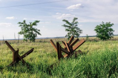 Kharkiv Oblastı, Ukrayna, 19 Haziran 2024 Ukrayna ve Rus silahlı kuvvetleri arasındaki gri bölgede. Bu tampon bölge tehlikeli ve bölgede öfke ile mücadele ediliyor..