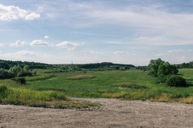 Kharkiv Oblastı, Ukrayna, 19 Haziran 2024 Ukrayna ve Rus silahlı kuvvetleri arasındaki gri bölgede. Bu tampon bölge tehlikeli ve bölgede öfke ile mücadele ediliyor..