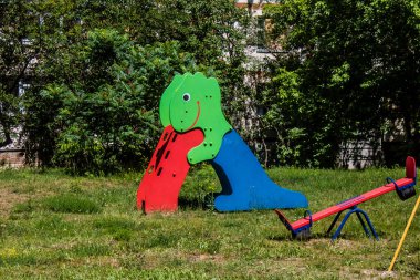 Kharkiv, Ukrayna, 19 Haziran 2024 Kharkiv 'in Saltivka ilçesindeki hasarlı bir binanın önündeki terk edilmiş çocuk parkı. Rus ordusunun büyük saldırılarından sonra çocuklar buradan tahliye edildi.