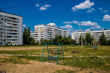 Kharkiv, Ukrayna, 19 Haziran 2024 Kharkiv 'in Saltivka ilçesindeki hasarlı bir binanın önündeki terk edilmiş çocuk parkı. Rus ordusunun büyük saldırılarından sonra çocuklar buradan tahliye edildi.