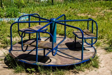 Kharkiv, Ukrayna, 19 Haziran 2024 Kharkiv 'in Saltivka ilçesindeki hasarlı bir binanın önündeki terk edilmiş çocuk parkı. Rus ordusunun büyük saldırılarından sonra çocuklar buradan tahliye edildi.