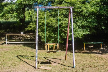 Kharkiv, Ukrayna, 19 Haziran 2024 Kharkiv 'in Saltivka ilçesindeki hasarlı bir binanın önündeki terk edilmiş çocuk parkı. Rus ordusunun büyük saldırılarından sonra çocuklar buradan tahliye edildi.