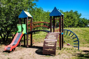 Kharkiv, Ukrayna, 19 Haziran 2024 Kharkiv 'in Saltivka ilçesindeki hasarlı bir binanın önündeki terk edilmiş çocuk parkı. Rus ordusunun büyük saldırılarından sonra çocuklar buradan tahliye edildi.