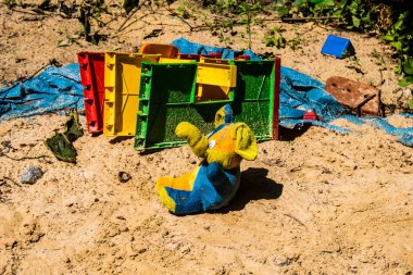 Kharkiv, Ukrayna, 19 Haziran 2024 Kharkiv 'in Saltivka ilçesindeki hasarlı bir binanın önünde terk edilmiş oyuncaklar. Rus ordusunun büyük saldırılarından sonra çocuklar buradan tahliye edildi.