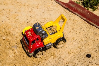 Kharkiv, Ukrayna, 19 Haziran 2024 Kharkiv 'in Saltivka ilçesindeki hasarlı bir binanın önünde terk edilmiş oyuncaklar. Rus ordusunun büyük saldırılarından sonra çocuklar buradan tahliye edildi.