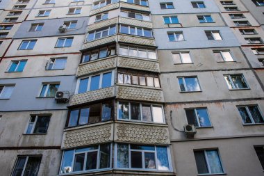 Kharkiv, Ukrayna, 19 Haziran 2024 Saltivka 'da Hasarlı bir bina, Harkiv' in kuzeyindeki bir bölge. Banliyö bölgesi, Rusya 'nın bombardımanından ülkedeki diğer bölgelerden daha fazla etkilendi..