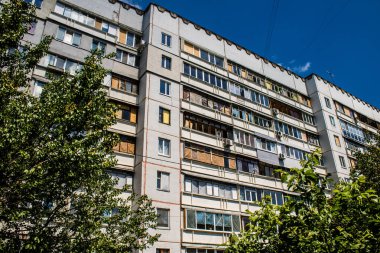 Kharkiv, Ukrayna, 19 Haziran 2024 Saltivka 'da Hasarlı bir bina, Harkiv' in kuzeyindeki bir bölge. Banliyö bölgesi, Rusya 'nın bombardımanından ülkedeki diğer bölgelerden daha fazla etkilendi..