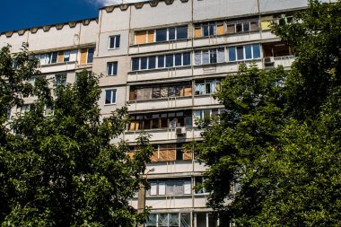 Kharkiv, Ukrayna, 19 Haziran 2024 Saltivka 'da Hasarlı bir bina, Harkiv' in kuzeyindeki bir bölge. Banliyö bölgesi, Rusya 'nın bombardımanından ülkedeki diğer bölgelerden daha fazla etkilendi..