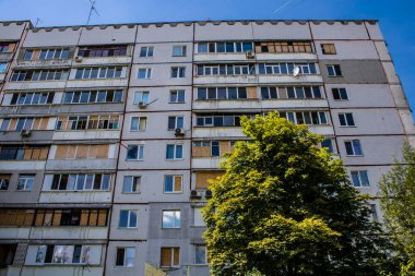 Kharkiv, Ukrayna, 19 Haziran 2024 Saltivka 'da Hasarlı bir bina, Harkiv' in kuzeyindeki bir bölge. Banliyö bölgesi, Rusya 'nın bombardımanından ülkedeki diğer bölgelerden daha fazla etkilendi..