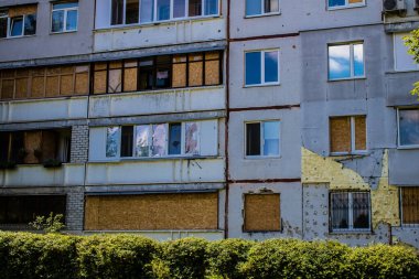 Kharkiv, Ukrayna, 19 Haziran 2024 Saltivka 'da Hasarlı bir bina, Harkiv' in kuzeyindeki bir bölge. Banliyö bölgesi, Rusya 'nın bombardımanından ülkedeki diğer bölgelerden daha fazla etkilendi..