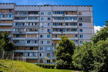 Kharkiv, Ukrayna, 19 Haziran 2024 Saltivka 'da Hasarlı bir bina, Harkiv' in kuzeyindeki bir bölge. Banliyö bölgesi, Rusya 'nın bombardımanından ülkedeki diğer bölgelerden daha fazla etkilendi..