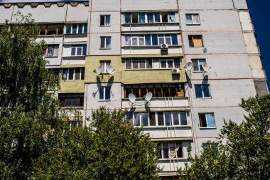 Kharkiv, Ukrayna, 19 Haziran 2024 Saltivka 'da Hasarlı bir bina, Harkiv' in kuzeyindeki bir bölge. Banliyö bölgesi, Rusya 'nın bombardımanından ülkedeki diğer bölgelerden daha fazla etkilendi..