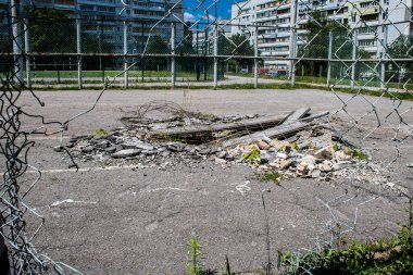 Kharkiv, Ukrayna, 19 Haziran 2024 Saltivka 'da Hasarlı bir bina, Harkiv' in kuzeyindeki bir bölge. Banliyö bölgesi, Rusya 'nın bombardımanından ülkedeki diğer bölgelerden daha fazla etkilendi..