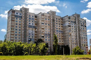 Kharkiv, Ukrayna, 19 Haziran 2024 Saltivka 'da Hasarlı bir bina, Harkiv' in kuzeyindeki bir bölge. Banliyö bölgesi, Rusya 'nın bombardımanından ülkedeki diğer bölgelerden daha fazla etkilendi..