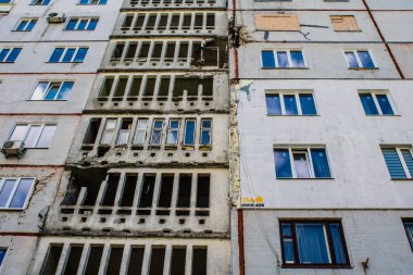 Kharkiv, Ukrayna, 19 Haziran 2024 Saltivka 'da Hasarlı bir bina, Harkiv' in kuzeyindeki bir bölge. Banliyö bölgesi, Rusya 'nın bombardımanından ülkedeki diğer bölgelerden daha fazla etkilendi..