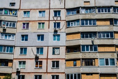 Kharkiv, Ukrayna, 19 Haziran 2024 Saltivka 'da Hasarlı bir bina, Harkiv' in kuzeyindeki bir bölge. Banliyö bölgesi, Rusya 'nın bombardımanından ülkedeki diğer bölgelerden daha fazla etkilendi..