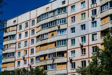 Kharkiv, Ukrayna, 19 Haziran 2024 Saltivka 'da Hasarlı bir bina, Harkiv' in kuzeyindeki bir bölge. Banliyö bölgesi, Rusya 'nın bombardımanından ülkedeki diğer bölgelerden daha fazla etkilendi..