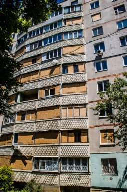 Kharkiv, Ukrayna, 19 Haziran 2024 Saltivka 'da Hasarlı bir bina, Harkiv' in kuzeyindeki bir bölge. Banliyö bölgesi, Rusya 'nın bombardımanından ülkedeki diğer bölgelerden daha fazla etkilendi..