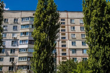 Kharkiv, Ukrayna, 19 Haziran 2024 Saltivka 'da Hasarlı bir bina, Harkiv' in kuzeyindeki bir bölge. Banliyö bölgesi, Rusya 'nın bombardımanından ülkedeki diğer bölgelerden daha fazla etkilendi..