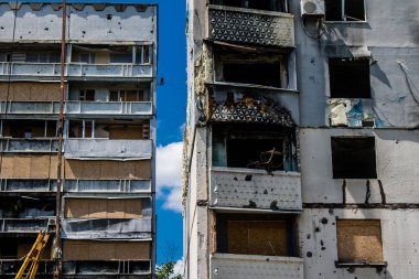 Kharkiv, Ukrayna, 19 Haziran 2024 Saltivka 'da Hasarlı bir bina, Harkiv' in kuzeyindeki bir bölge. Banliyö bölgesi, Rusya 'nın bombardımanından ülkedeki diğer bölgelerden daha fazla etkilendi..