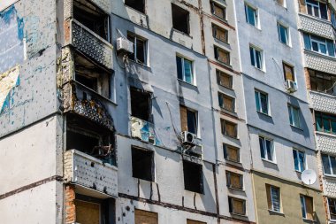 Kharkiv, Ukrayna, 19 Haziran 2024 Saltivka 'da Hasarlı bir bina, Harkiv' in kuzeyindeki bir bölge. Banliyö bölgesi, Rusya 'nın bombardımanından ülkedeki diğer bölgelerden daha fazla etkilendi..