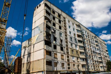 Kharkiv, Ukrayna, 19 Haziran 2024 Saltivka 'da Hasarlı bir bina, Harkiv' in kuzeyindeki bir bölge. Banliyö bölgesi, Rusya 'nın bombardımanından ülkedeki diğer bölgelerden daha fazla etkilendi..