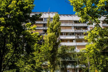 Kharkiv, Ukrayna, 19 Haziran 2024 Saltivka 'da Hasarlı bir bina, Harkiv' in kuzeyindeki bir bölge. Banliyö bölgesi, Rusya 'nın bombardımanından ülkedeki diğer bölgelerden daha fazla etkilendi..