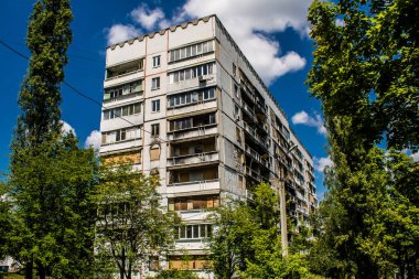 Kharkiv, Ukrayna, 19 Haziran 2024 Saltivka 'da Hasarlı bir bina, Harkiv' in kuzeyindeki bir bölge. Banliyö bölgesi, Rusya 'nın bombardımanından ülkedeki diğer bölgelerden daha fazla etkilendi..