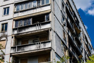 Kharkiv, Ukrayna, 19 Haziran 2024 Saltivka 'da Hasarlı bir bina, Harkiv' in kuzeyindeki bir bölge. Banliyö bölgesi, Rusya 'nın bombardımanından ülkedeki diğer bölgelerden daha fazla etkilendi..