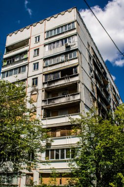 Kharkiv, Ukrayna, 19 Haziran 2024 Saltivka 'da Hasarlı bir bina, Harkiv' in kuzeyindeki bir bölge. Banliyö bölgesi, Rusya 'nın bombardımanından ülkedeki diğer bölgelerden daha fazla etkilendi..
