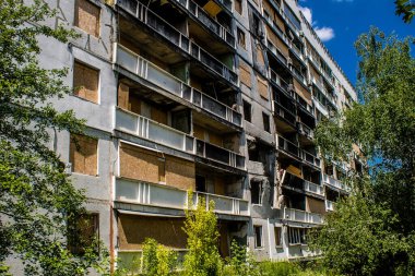 Kharkiv, Ukrayna, 19 Haziran 2024 Saltivka 'da Hasarlı bir bina, Harkiv' in kuzeyindeki bir bölge. Banliyö bölgesi, Rusya 'nın bombardımanından ülkedeki diğer bölgelerden daha fazla etkilendi..