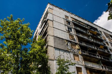 Kharkiv, Ukrayna, 19 Haziran 2024 Saltivka 'da Hasarlı bir bina, Harkiv' in kuzeyindeki bir bölge. Banliyö bölgesi, Rusya 'nın bombardımanından ülkedeki diğer bölgelerden daha fazla etkilendi..