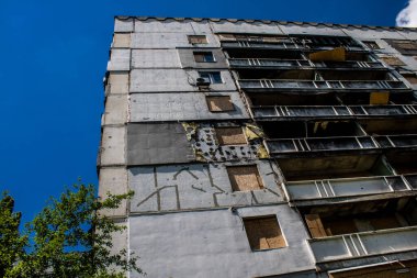 Kharkiv, Ukrayna, 19 Haziran 2024 Saltivka 'da Hasarlı bir bina, Harkiv' in kuzeyindeki bir bölge. Banliyö bölgesi, Rusya 'nın bombardımanından ülkedeki diğer bölgelerden daha fazla etkilendi..