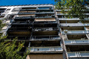 Kharkiv, Ukrayna, 19 Haziran 2024 Saltivka 'da Hasarlı bir bina, Harkiv' in kuzeyindeki bir bölge. Banliyö bölgesi, Rusya 'nın bombardımanından ülkedeki diğer bölgelerden daha fazla etkilendi..
