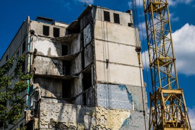 Kharkiv, Ukrayna, 19 Haziran 2024 Saltivka 'da Hasarlı bir bina, Harkiv' in kuzeyindeki bir bölge. Banliyö bölgesi, Rusya 'nın bombardımanından ülkedeki diğer bölgelerden daha fazla etkilendi..
