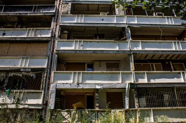 Kharkiv, Ukrayna, 19 Haziran 2024 Saltivka 'da Hasarlı bir bina, Harkiv' in kuzeyindeki bir bölge. Banliyö bölgesi, Rusya 'nın bombardımanından ülkedeki diğer bölgelerden daha fazla etkilendi..