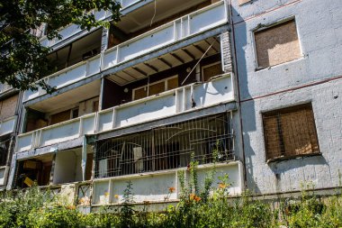 Kharkiv, Ukrayna, 19 Haziran 2024 Saltivka 'da Hasarlı bir bina, Harkiv' in kuzeyindeki bir bölge. Banliyö bölgesi, Rusya 'nın bombardımanından ülkedeki diğer bölgelerden daha fazla etkilendi..