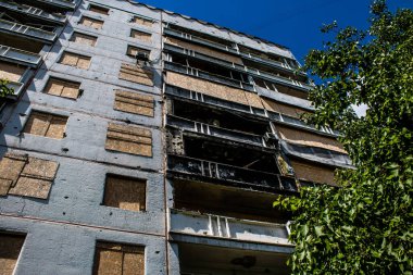 Kharkiv, Ukrayna, 19 Haziran 2024 Saltivka 'da Hasarlı bir bina, Harkiv' in kuzeyindeki bir bölge. Banliyö bölgesi, Rusya 'nın bombardımanından ülkedeki diğer bölgelerden daha fazla etkilendi..