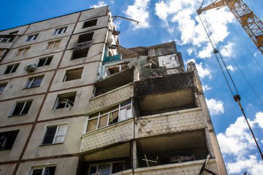 Kharkiv, Ukrayna, 19 Haziran 2024 Saltivka 'da Hasarlı bir bina, Harkiv' in kuzeyindeki bir bölge. Banliyö bölgesi, Rusya 'nın bombardımanından ülkedeki diğer bölgelerden daha fazla etkilendi..