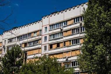 Kharkiv, Ukrayna, 19 Haziran 2024 Saltivka 'da Hasarlı bir bina, Harkiv' in kuzeyindeki bir bölge. Banliyö bölgesi, Rusya 'nın bombardımanından ülkedeki diğer bölgelerden daha fazla etkilendi..
