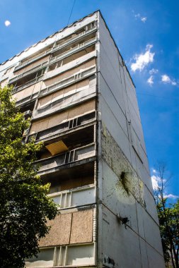 Kharkiv, Ukrayna, 19 Haziran 2024 Saltivka 'da Hasarlı bir bina, Harkiv' in kuzeyindeki bir bölge. Banliyö bölgesi, Rusya 'nın bombardımanından ülkedeki diğer bölgelerden daha fazla etkilendi..